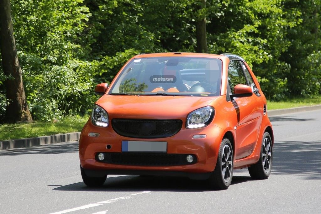 El nuevo Smart ForTwo Cabrio se muestra descapotado