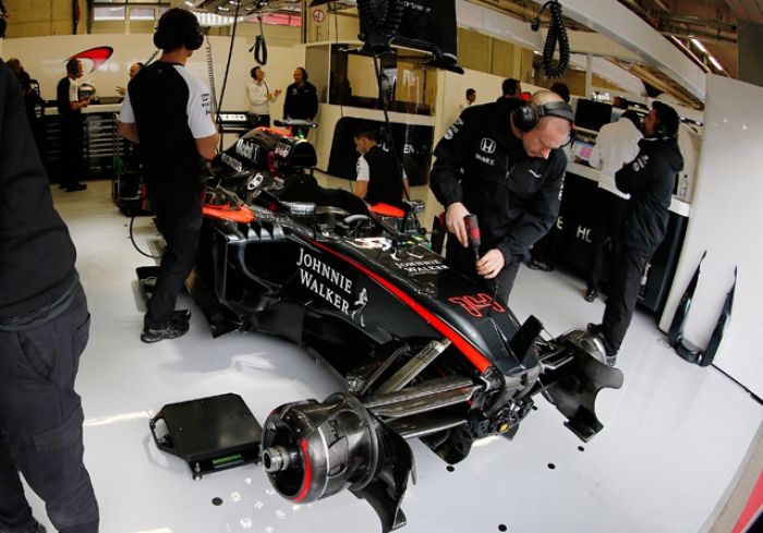 Alonso abandona por avería en los terceros libres que domina Vettel