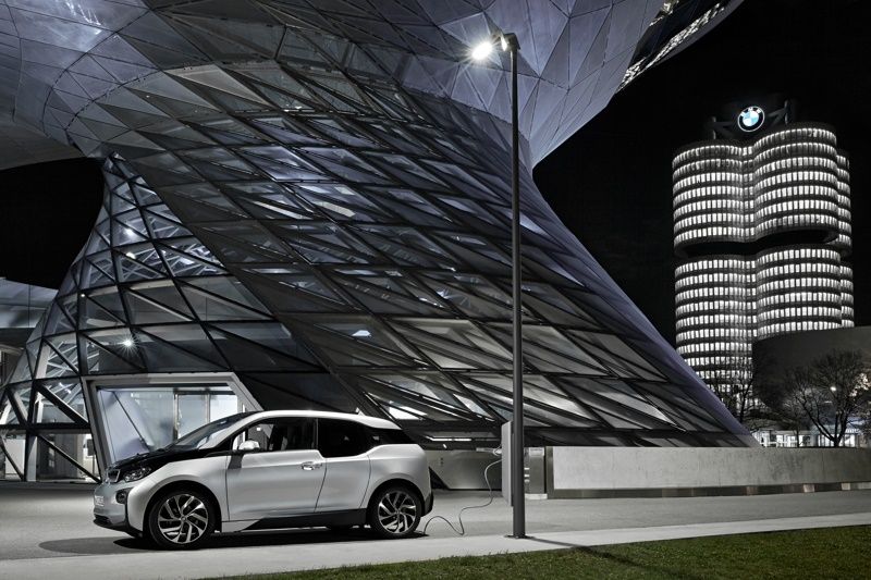 BMW ilumina tu calle y además carga tu coche con estas farolas