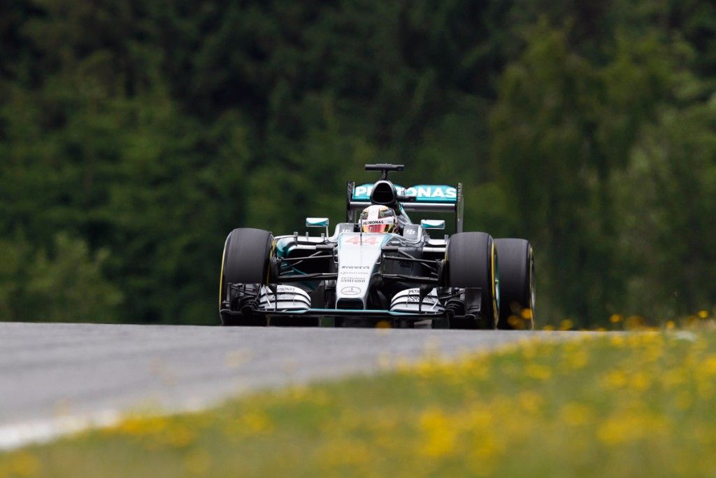 Hamilton se lleva la pole con sendos errores de los Mercedes