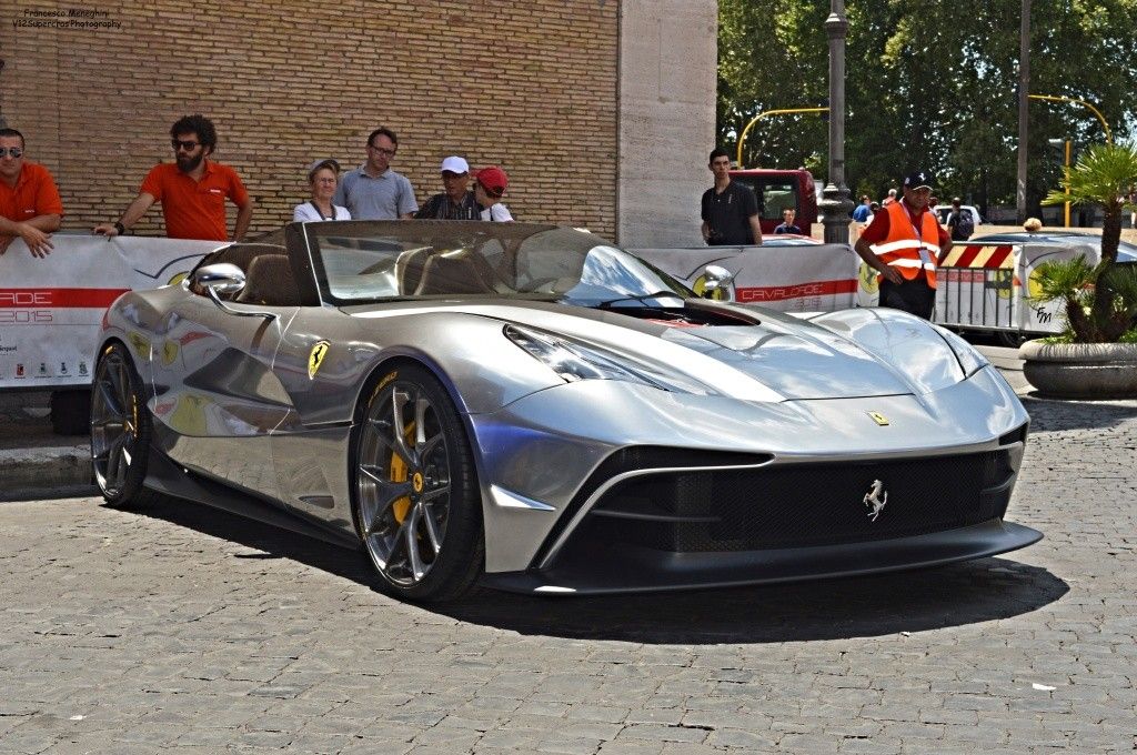 El tercer Ferrari F12 TRS es cromado y tiene su motor al descubierto