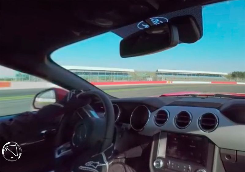 Vive una vuelta a Silverstone con el nuevo Ford Mustang y desde varios ángulos
