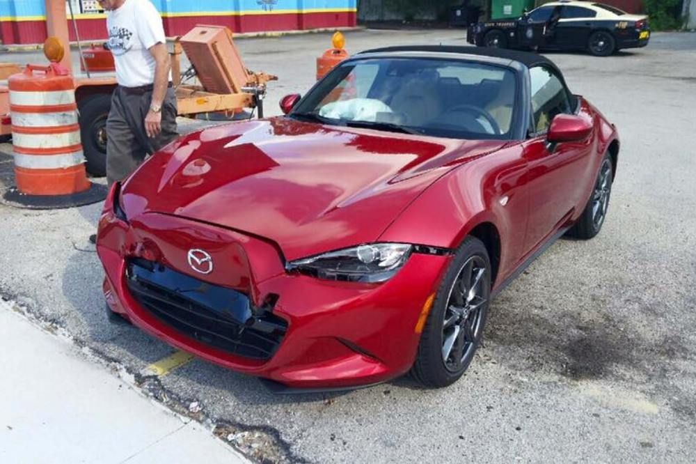 Sufre un accidente al estrenar su Mazda MX-5 y el concesionario le regala uno nuevo