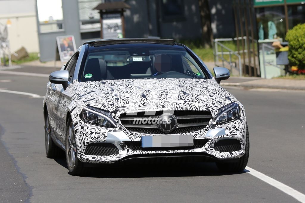 El Mercedes Benz C Coupe 2016 muestra su techo solar