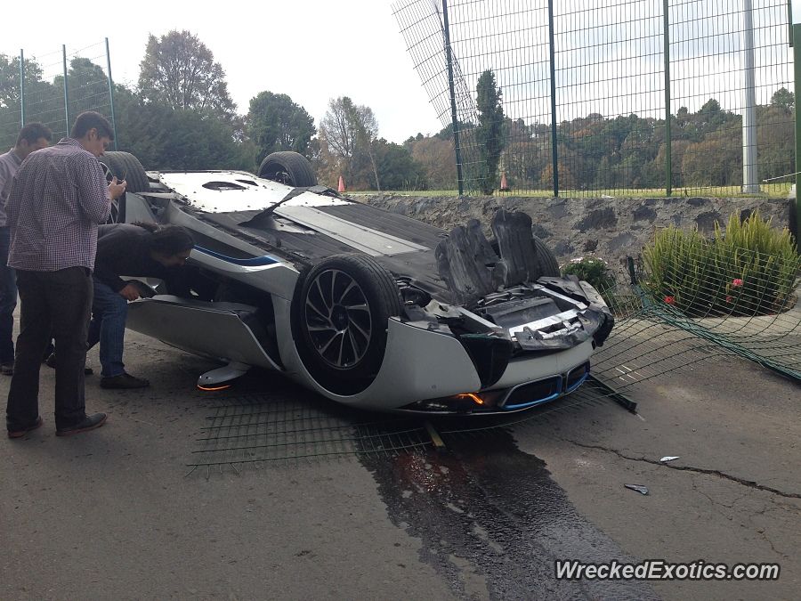 El periodista que volcó un BMW i8 en una prueba de conducción