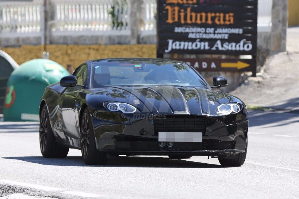 Aston Martin DB11 en pruebas, con su nueva instrumentación digital