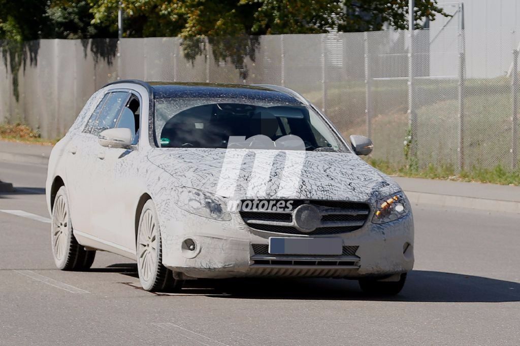 Mercedes Clase E Estate 2017, el familiar se prepara sobre el asfalto y fuera de él