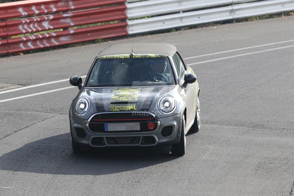 El nuevo MINI Cabrio John Cooper Works se lleva un susto en Nürburgring