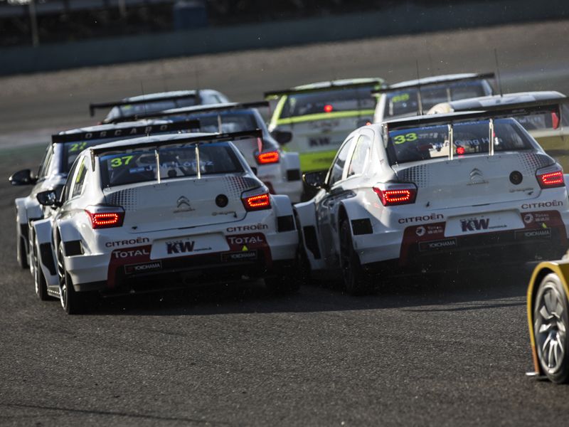 El WTCC debuta en Tailandia con Pechito rozando el título