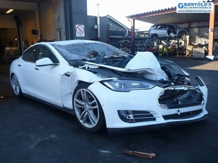 Así queda un Tesla Model S tras caerle un árbol encima