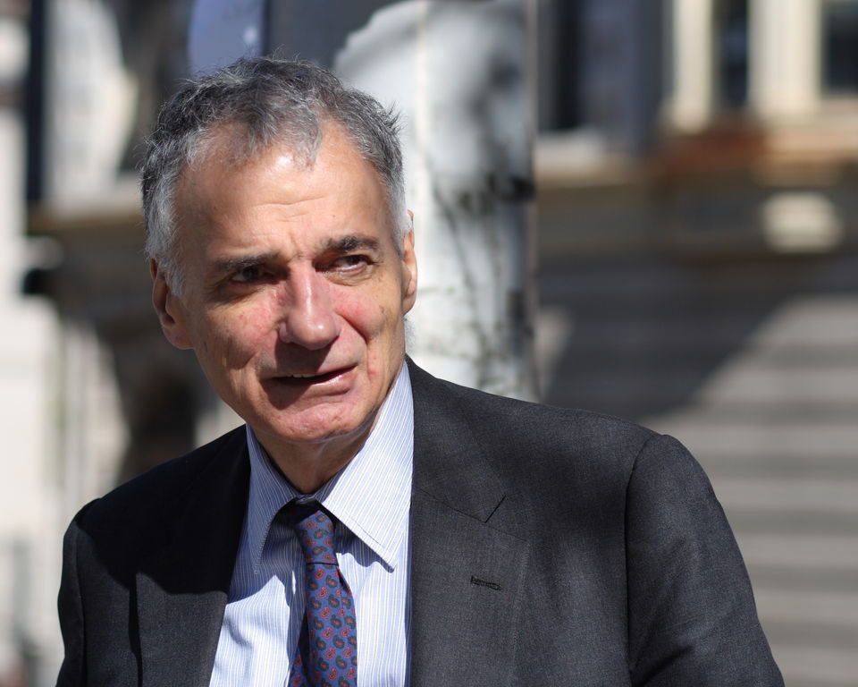 Ralph Nader alerta sobre los riesgos del coche autónomo