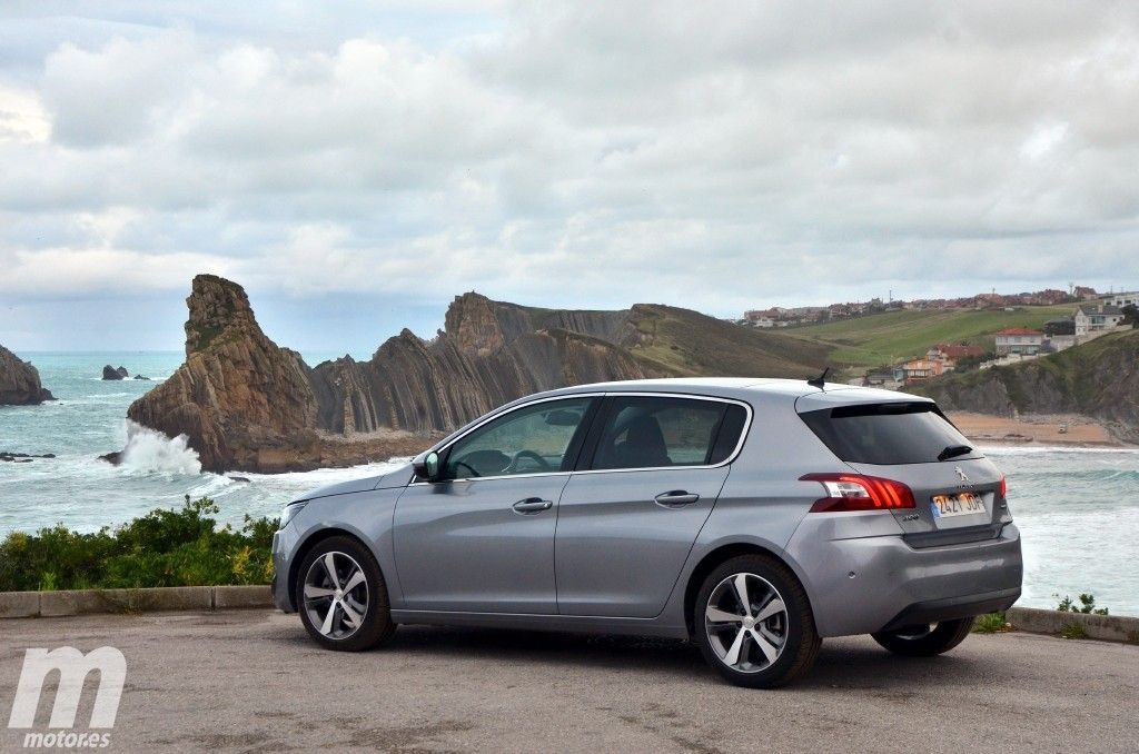España - Octubre 2015: Peugeot, Volkswagen y Renault, en un puño