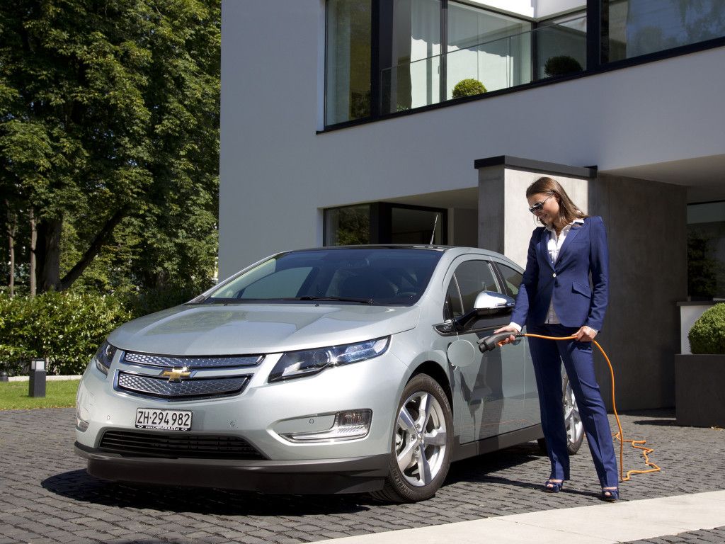 Si quieres cargar un coche eléctrico en casa, debes saber que...