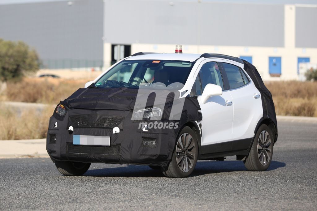 El Opel Mokka 2017 muestra tímidamente sus nuevos grupos ópticos