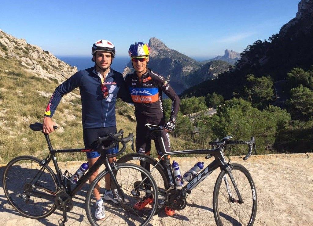 Carlos Sainz se entrena con el triatleta Mario Mola