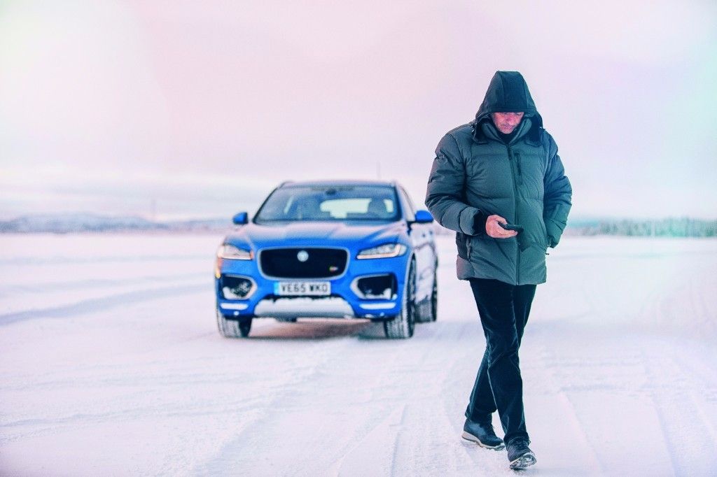 Jose Mourinho se divierte en la nieve a lomos de un Jaguar F-Pace S