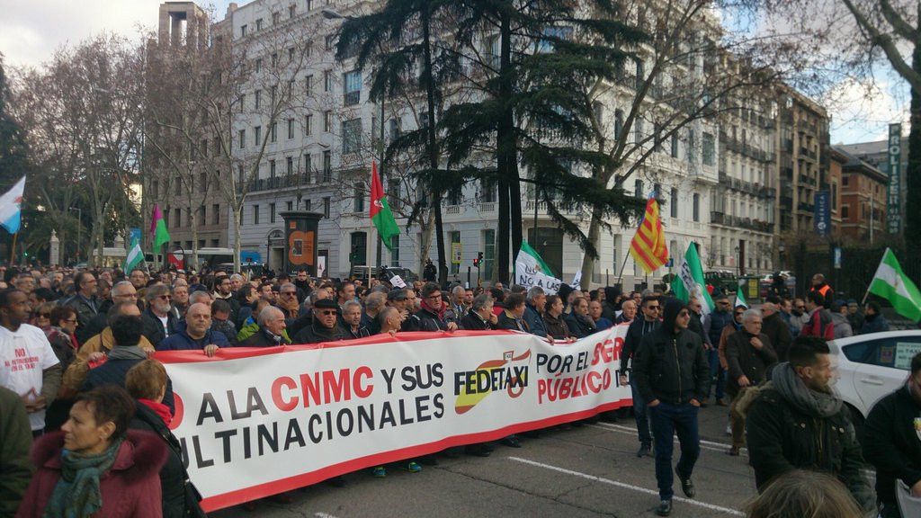 Taxistas protestan de nuevo contra las aplicaciones móviles y la CNMC