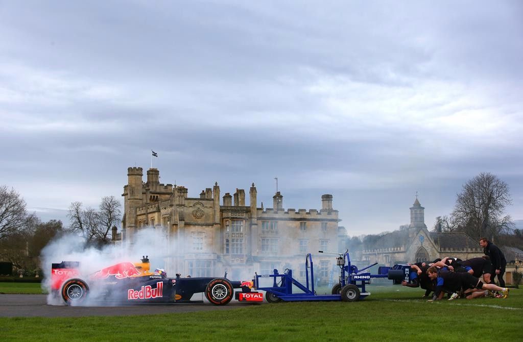 Vídeo: ¿Quién ganaría un duelo de fuerza entre un F1 y un equipo de rugby?