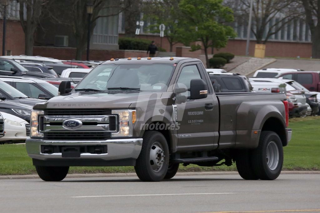 La Ford F-350 XLT es capturada al desnudo