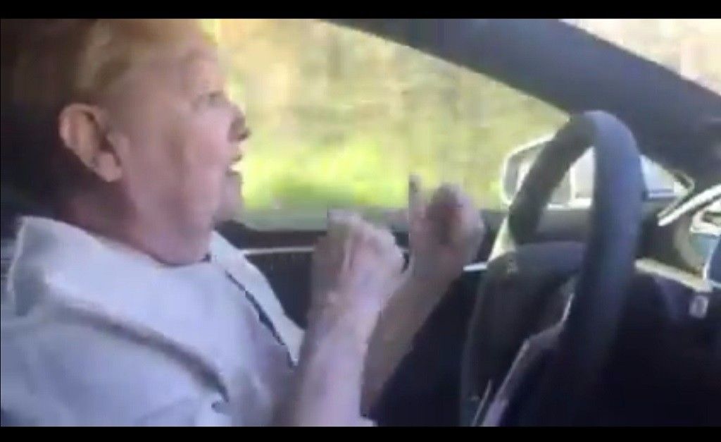 Mira la reacción de esta señora de 70 años en un Tesla Model S con el Autopilot activado