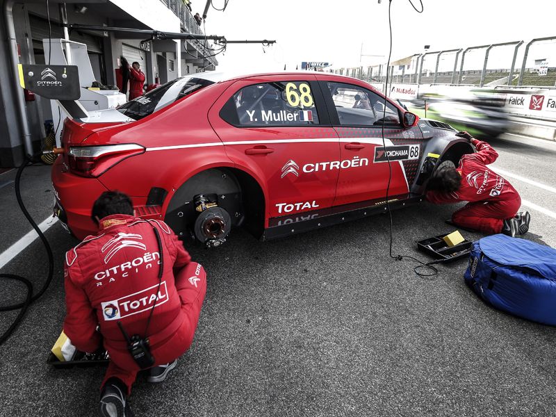 Yvan Muller consigue la pole del WTCC en Slovakia Ring