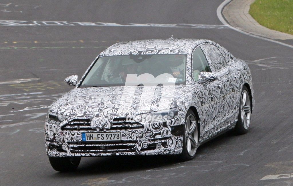 El nuevo Audi A8 2017 se enfrenta al circuito de Nürburgring