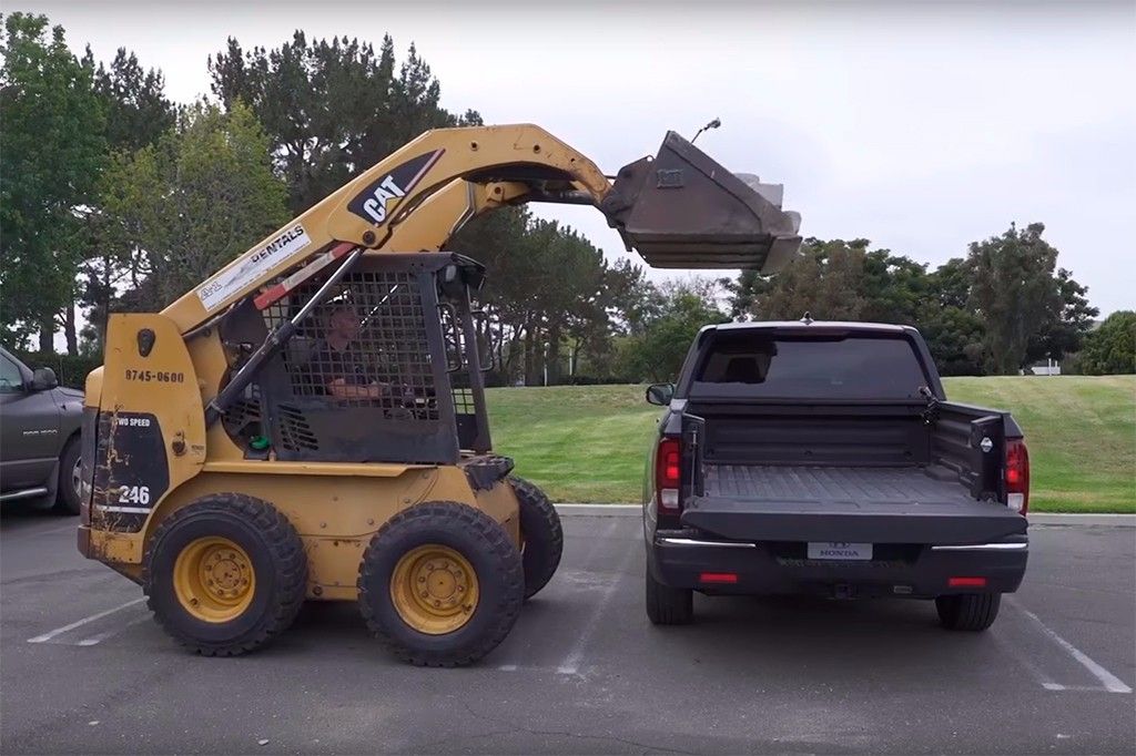 Honda envía un 'zasca' a Chevrolet demostrando la dureza de su Ridgeline