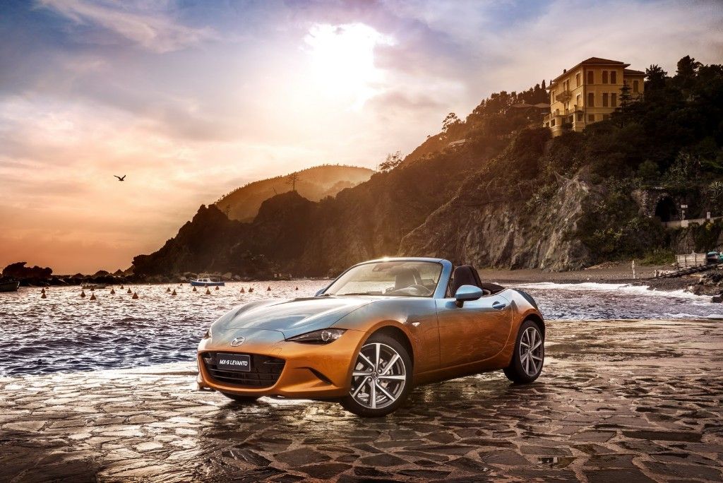 Mazda MX-5 Levanto por Garage Italia Customs: bicolor y mucho 'denim'