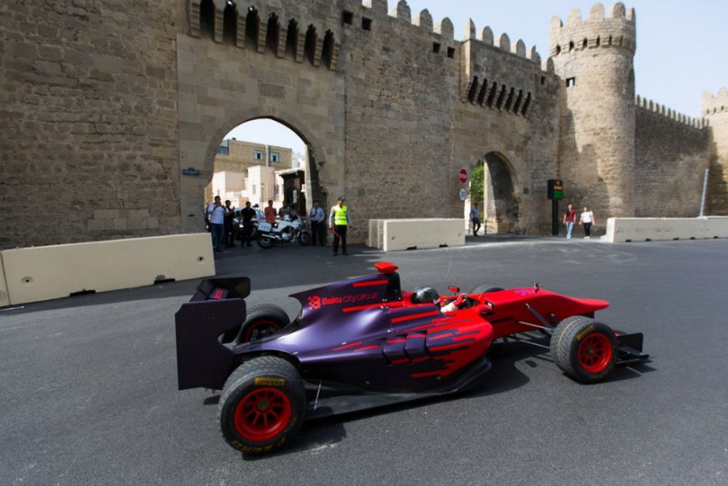 Vuelta on board de un GP3 en el Baku City Circuit