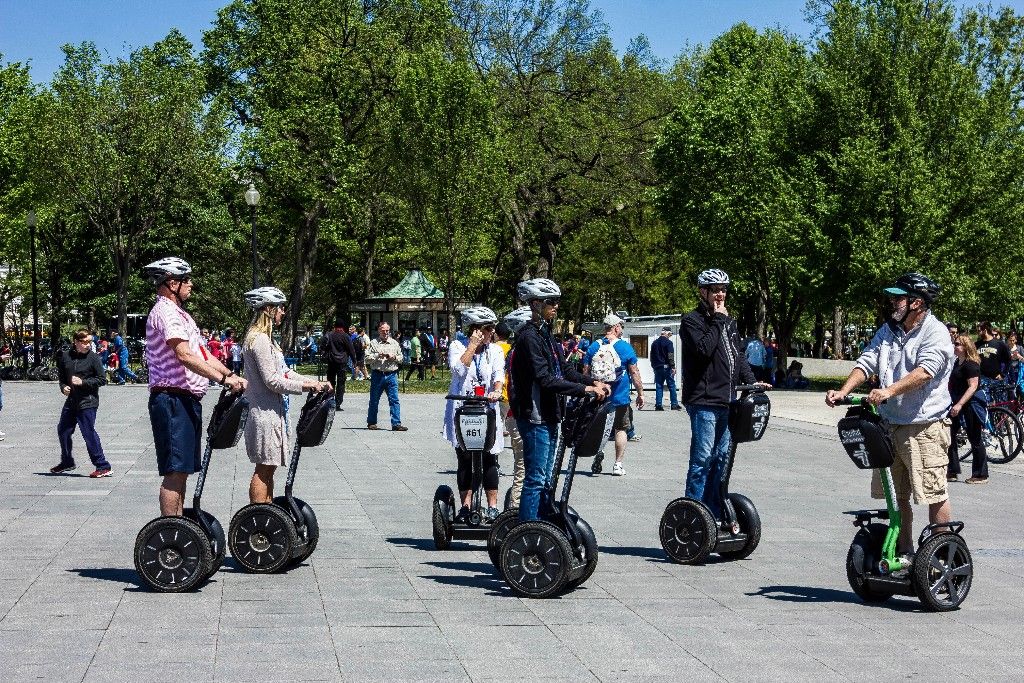 Barcelona prohíbe circular con Segways durante este verano