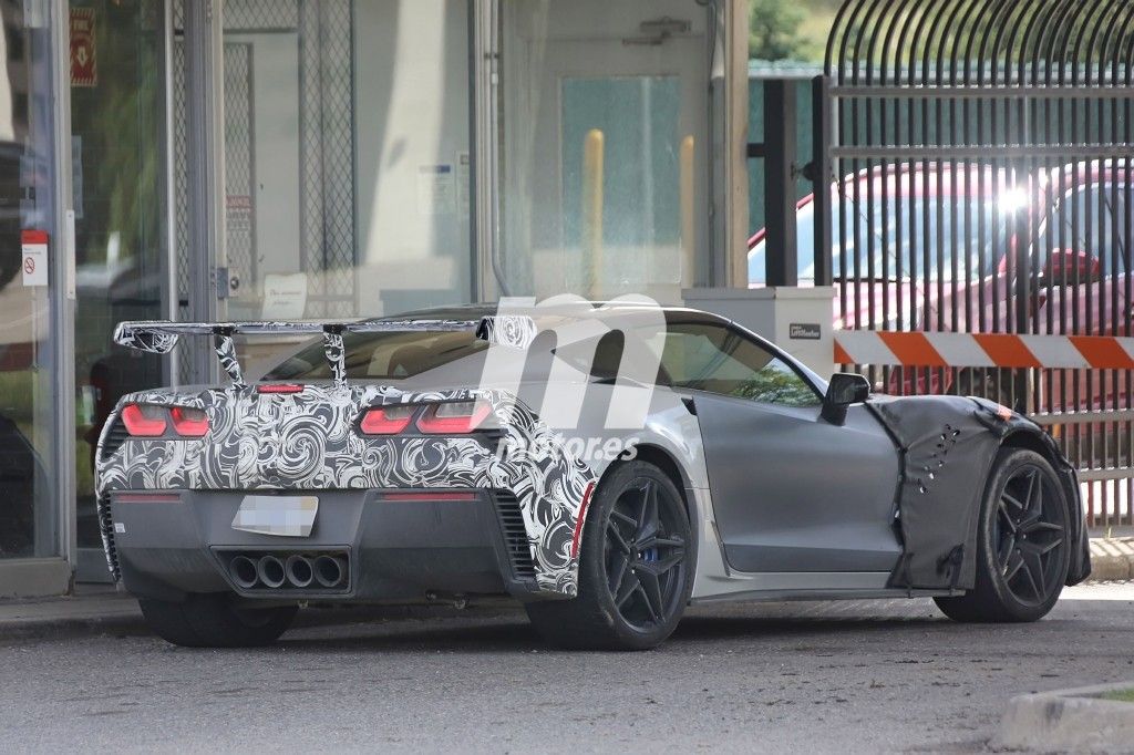 El prototipo de pruebas con el inmenso alerón del Corvette ZR1 2018 en detalle