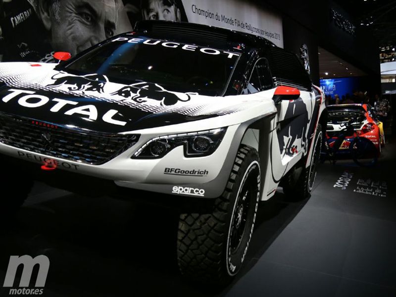 Peugeot Sport presume de 3008 DKR en París y Erfoud