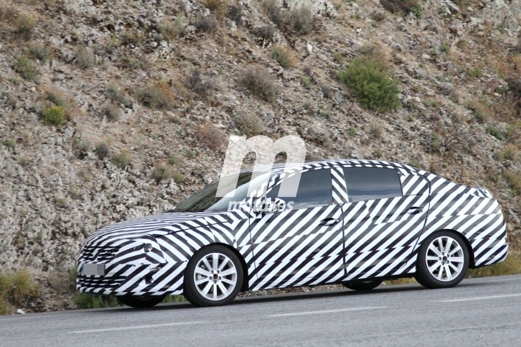 El Peugeot 408 prepara su restyling