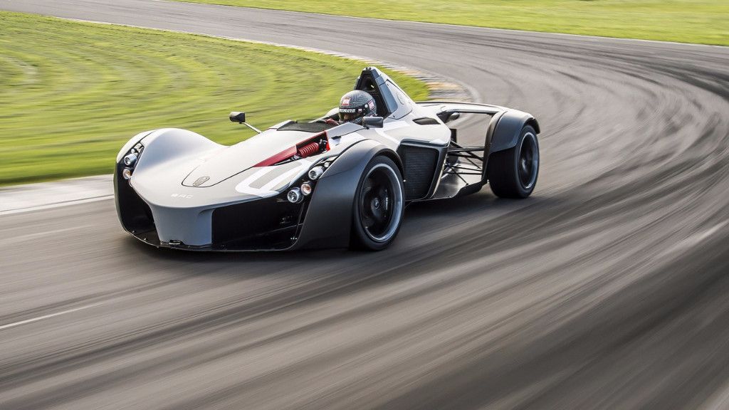 El BAC Mono destroza al McLaren P1 GTR en circuito