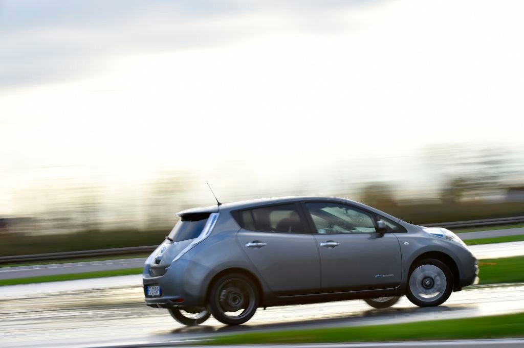 ¿Haciendo drift con un Nissan LEAF? Pues sí, y es muy divertido