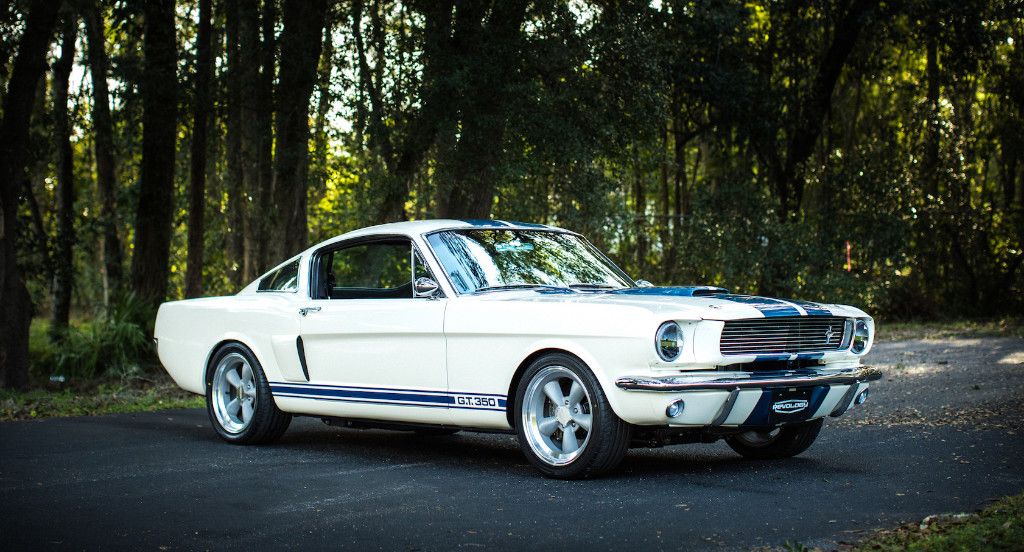 Ya puedes estrenar un Shelby GT350 de 1966 nuevo gracias a Revology