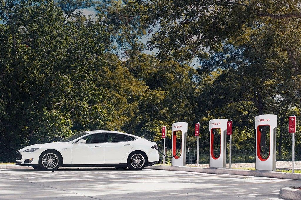 Los supercargadores de Tesla dejarán de ser gratuitos para nuevos clientes en 2017