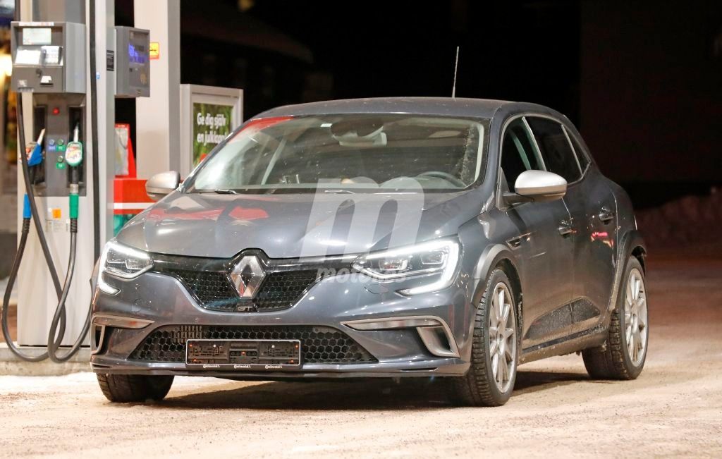 Renault Mégane RS 2018: avistada una mula de pruebas con un Golf R en Suecia