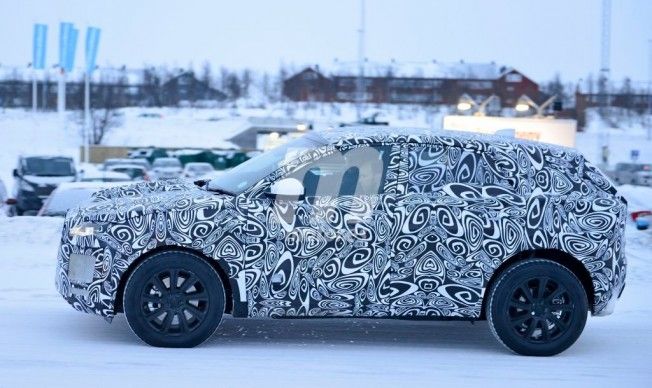 Jaguar E-Pace 2018 - foto espía lateral