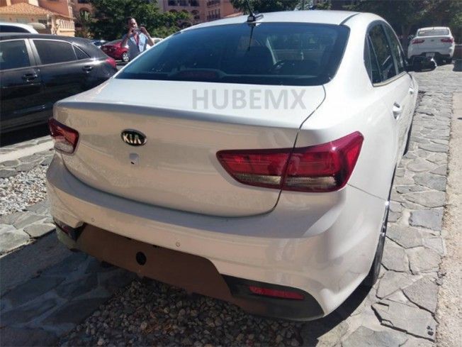 Kia Rio Sedán 2017 - foto espía posterior