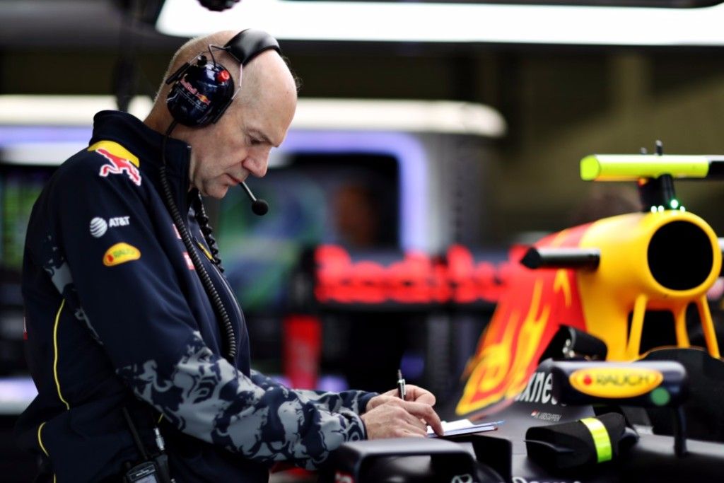 Adrian Newey, "preocupado" por los adelantamientos con las nuevas reglas