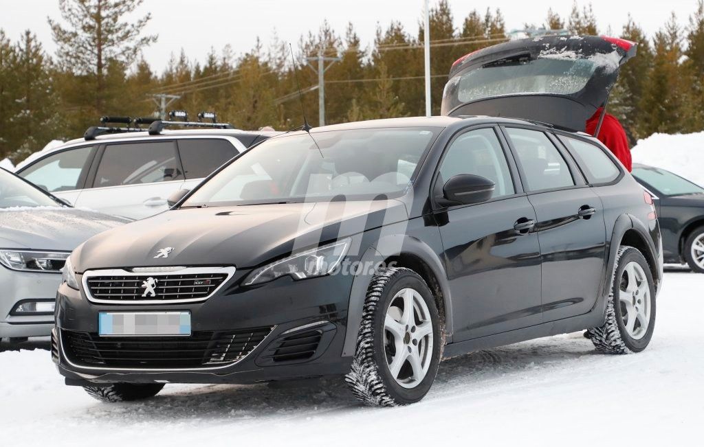 ¿Qué esconde esta extraña mula de pruebas disfrazada de Peugeot 308 SW?