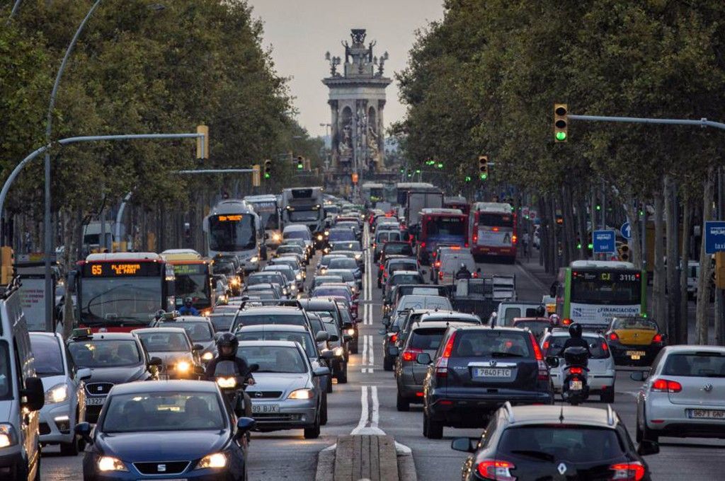 Barcelona estudia vetar los coches contaminantes en días de elevada polución