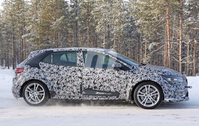 Renault Mégane RS 2018 - foto espía lateral