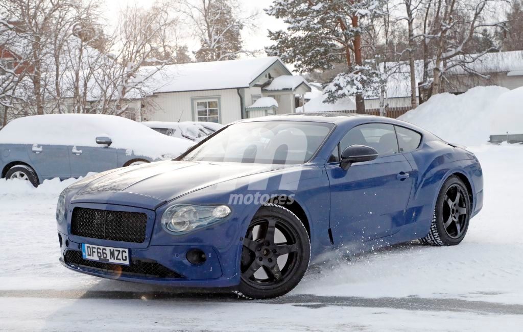 Bentley Continental GT: cazado con nuevo alerón trasero y un curioso camuflaje azul