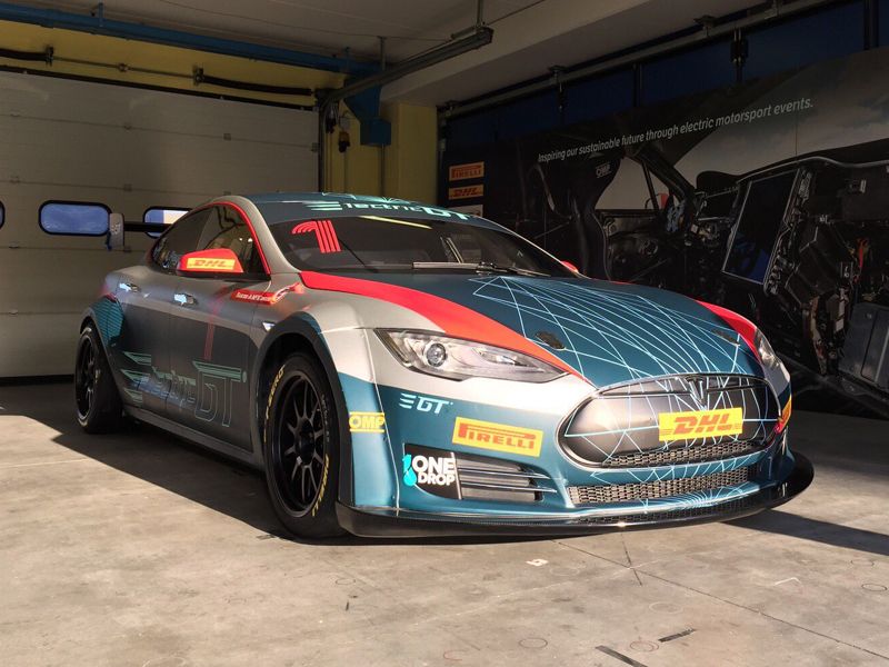 Lucas Di Grassi prueba el Tesla Model S del Electric GT