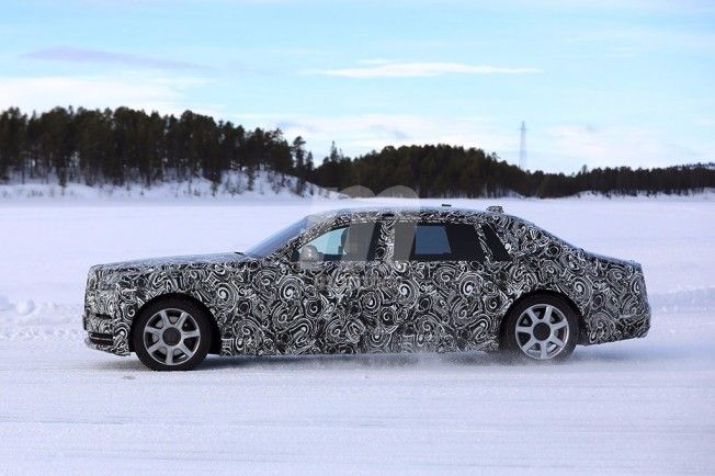 Rolls-Royce Phantom 2018 - foto espía lateral