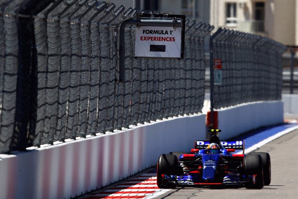 Los neumáticos le amargan el viernes a Carlos Sainz