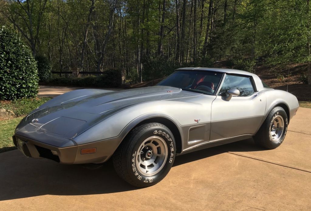 Estrena deportivo clásico, Chevrolet Corvette de 1978 con solo 24 kilómetros