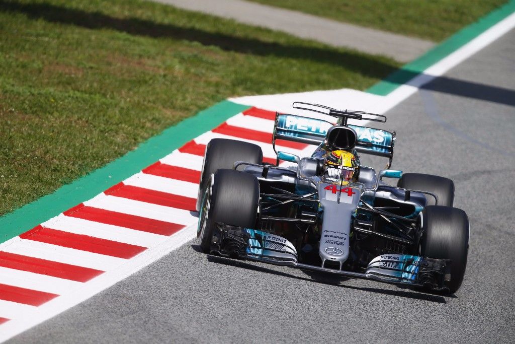 Hamilton se lleva el duelo con Vettel de Montmeló